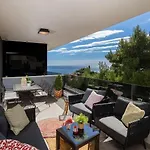 Deluxe Jacuzzi & Sea View