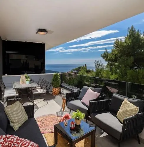 Deluxe Jacuzzi & Sea View