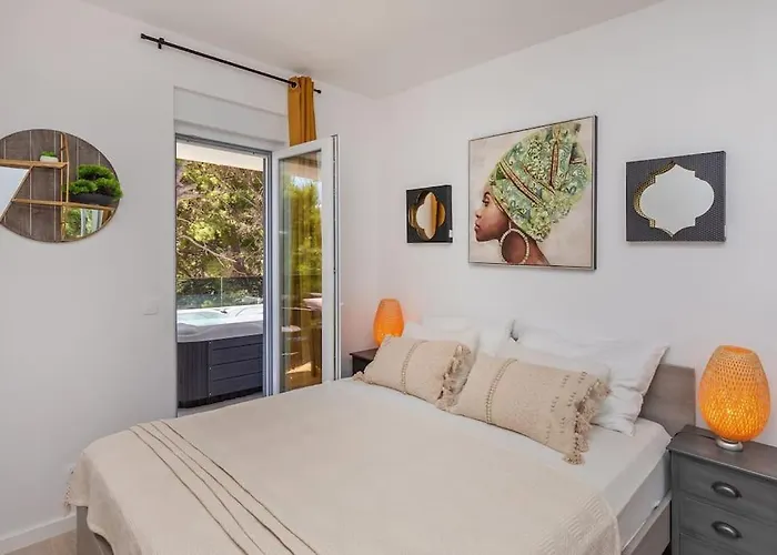 Deluxe Jacuzzi & Sea View Apartament *